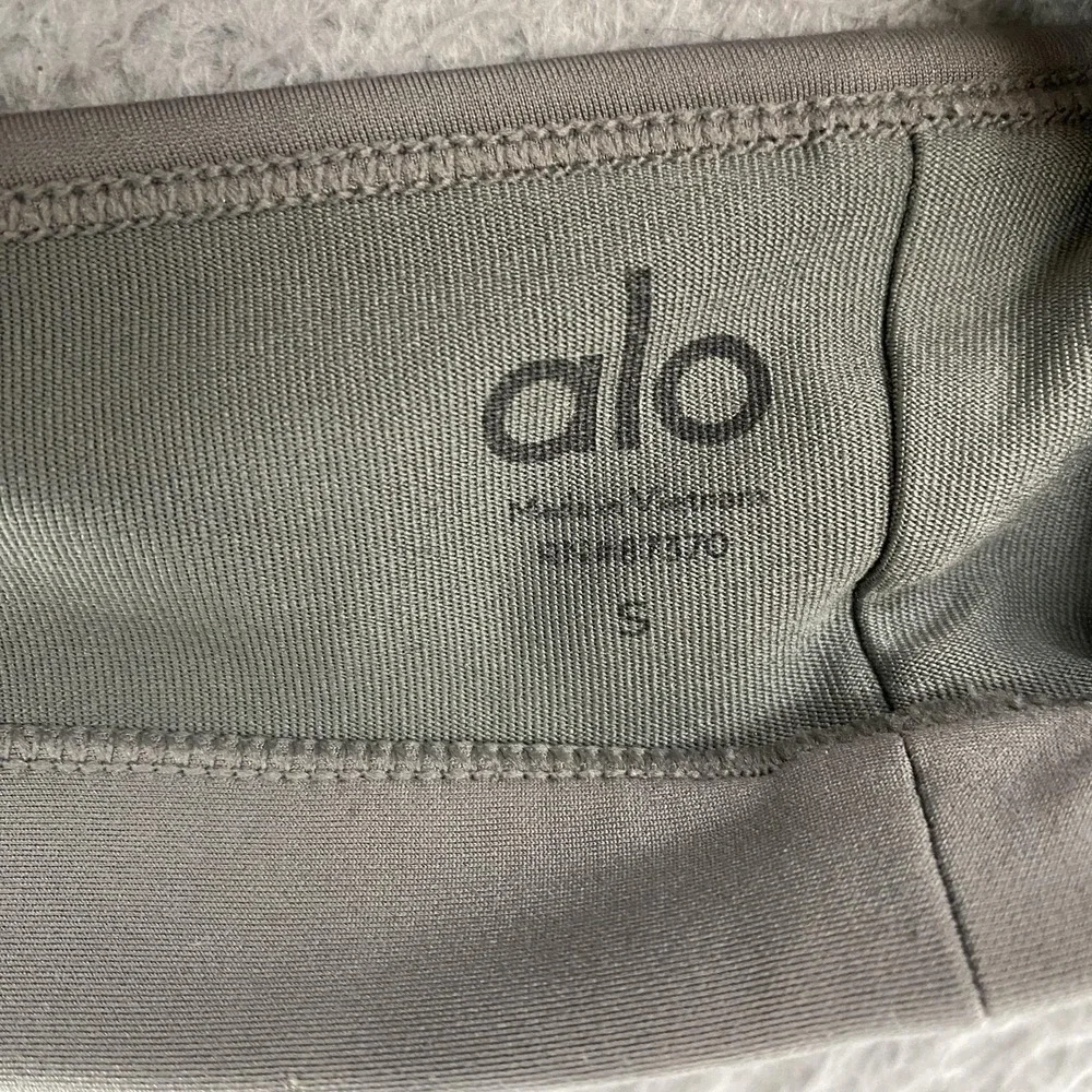 Alo Yoga Airlift Intrigue Bra Womens Small Green Crossback Yoga Gym Activewear